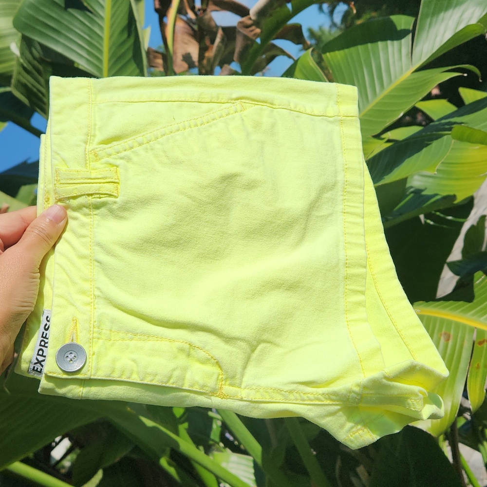 Express Twill Shorts 💖 Neon Yellow🎾 Size 12 🌞 low rise shortie 🌴 EUC